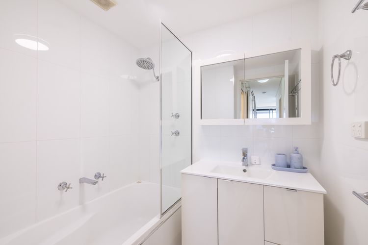 Kooyonga, 1/211 Soldiers Point Rd – waterfront, views linen, aircon