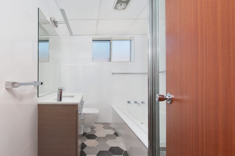 Kiah, 10/53 Victoria Parade – Stunning Views, AIRCON and Close to the Marina