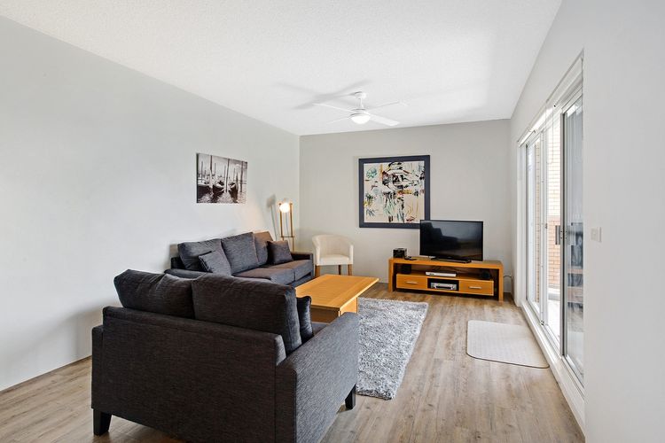 Kiah, 10/53 Victoria Parade – Stunning Views, AIRCON and Close to the Marina