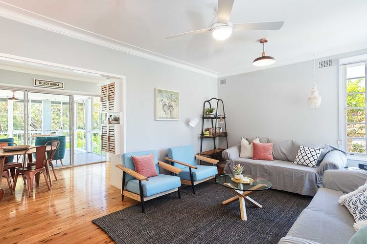 Little Beach House, 4 James Crescent – Little Beach with air con, WiFi and boat parking