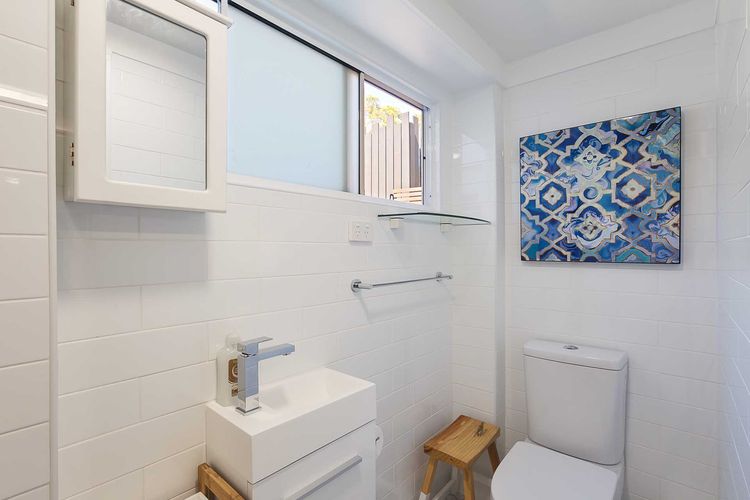 Little Beach House, 4 James Crescent – Little Beach with air con, WiFi and boat parking