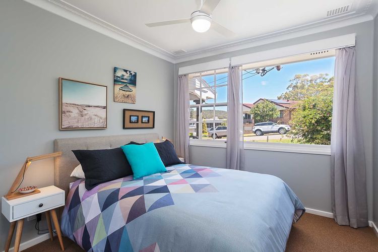 Little Beach House, 4 James Crescent – Little Beach with air con, WiFi and boat parking