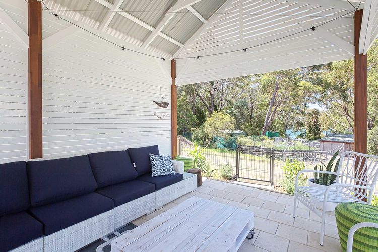 Little Beach House, 4 James Crescent – Little Beach with air con, WiFi and boat parking