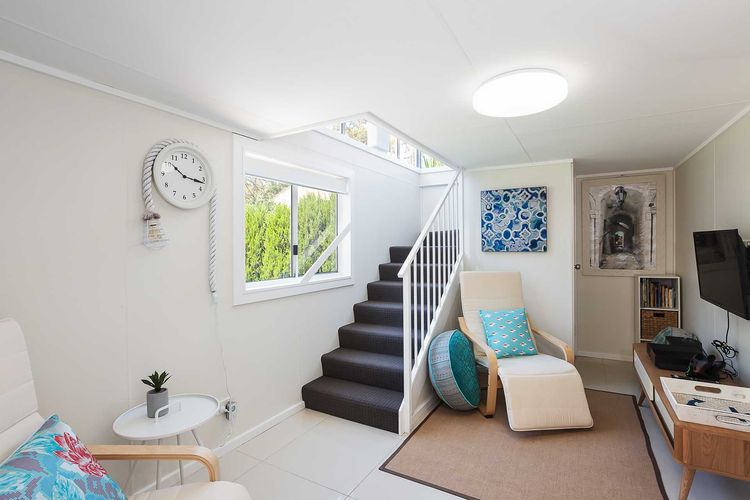 Little Beach House, 4 James Crescent – Little Beach with air con, WiFi and boat parking