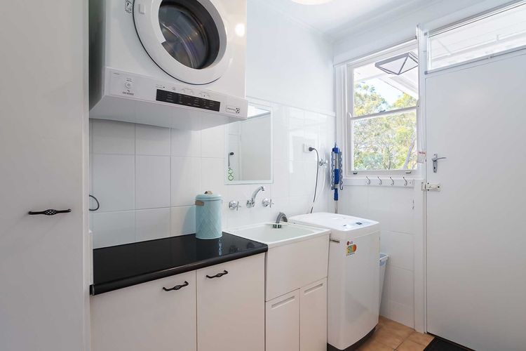 Little Beach House, 4 James Crescent – Little Beach with air con, WiFi and boat parking