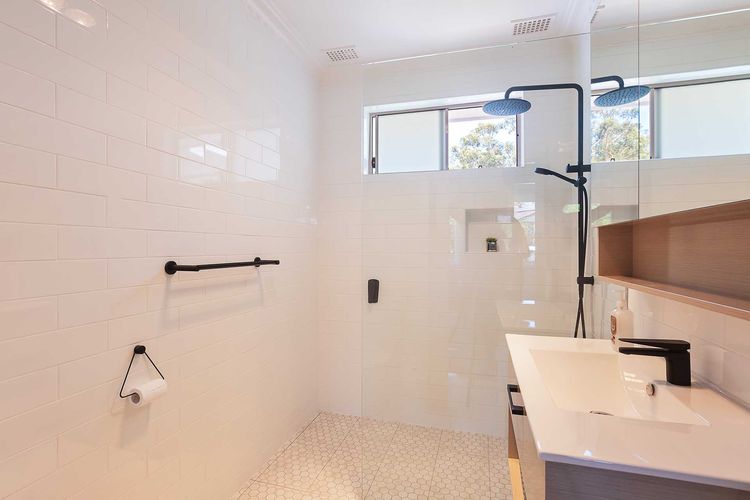 Little Beach House, 4 James Crescent – Little Beach with air con, WiFi and boat parking