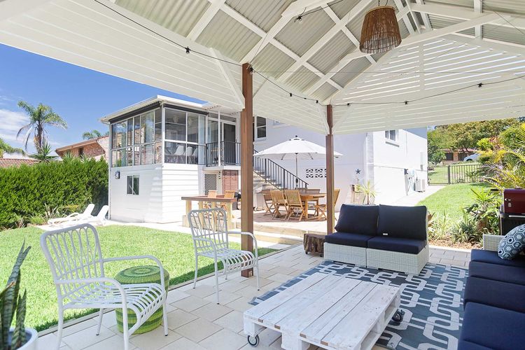 Little Beach House, 4 James Crescent – Little Beach with air con, WiFi and boat parking