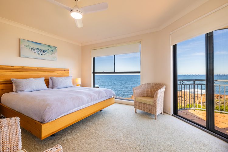 Ocean Views, 4 Ocean Street – Absolute Waterfront Retreat at Fishermans Bay