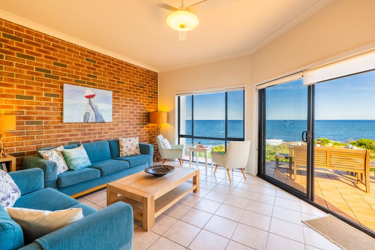 Ocean Views, 4 Ocean Street – Absolute Waterfront Retreat at Fishermans Bay