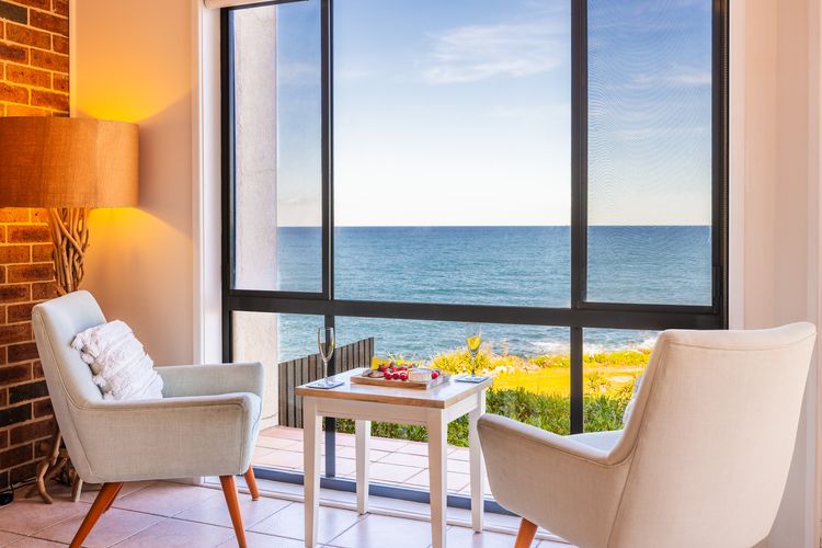 Ocean Views, 4 Ocean Street – Absolute Waterfront Retreat at Fishermans Bay