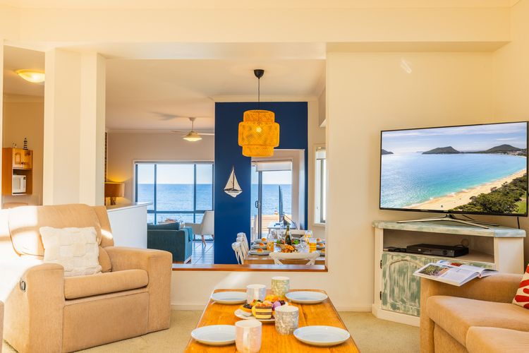 Ocean Views, 4 Ocean Street – Absolute Waterfront Retreat at Fishermans Bay