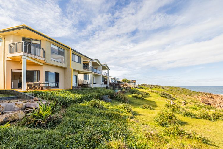 Ocean Views, 4 Ocean Street – Absolute Waterfront Retreat at Fishermans Bay