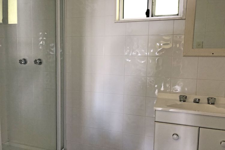 Stillwater, 25 Victoria Parade – large cottage across from the water sleeping 13