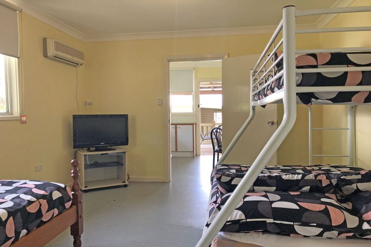 Stillwater, 25 Victoria Parade – large cottage across from the water sleeping 13