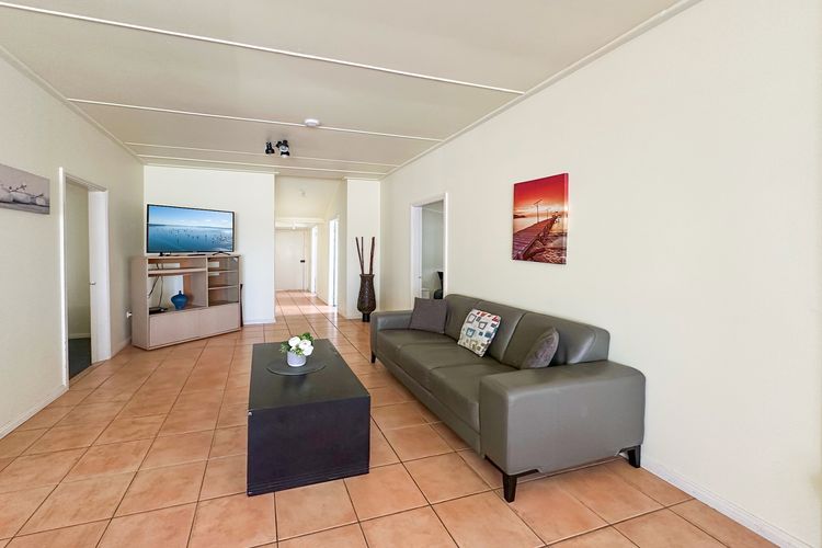 Stillwater, 25 Victoria Parade – large cottage across from the water sleeping 13