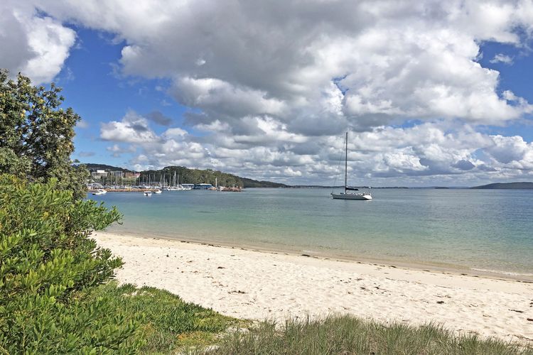 Stillwater, 25 Victoria Parade – large cottage across from the water sleeping 13