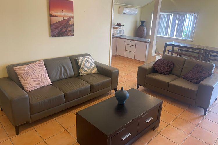 Stillwater, 25 Victoria Parade – large cottage across from the water sleeping 13