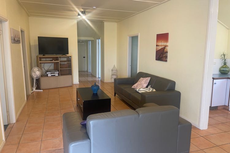 Stillwater, 25 Victoria Parade – large cottage across from the water sleeping 13