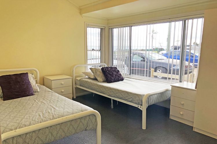 Stillwater, 25 Victoria Parade – large cottage across from the water sleeping 13