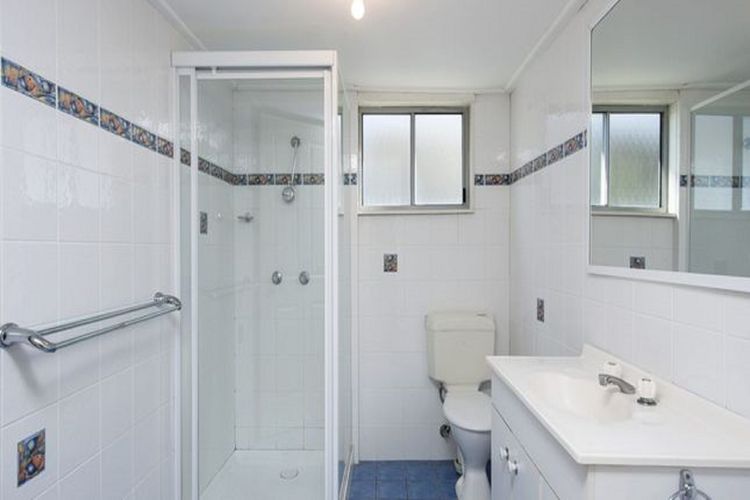 Stillwater, 25 Victoria Parade – large cottage across from the water sleeping 13