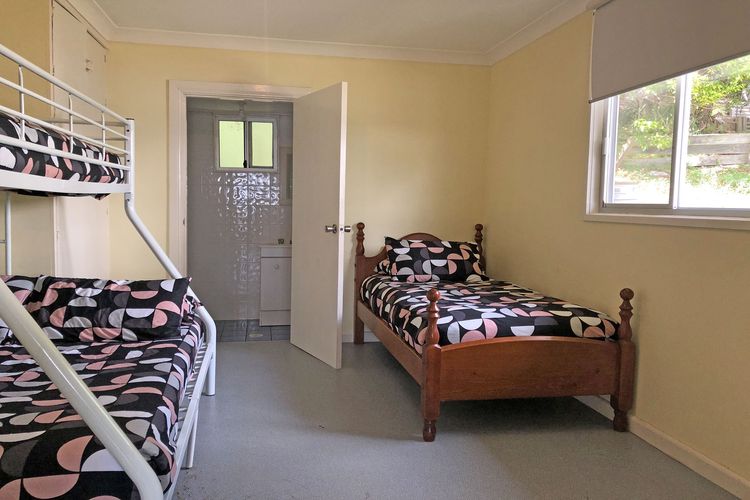 Stillwater, 25 Victoria Parade – large cottage across from the water sleeping 13