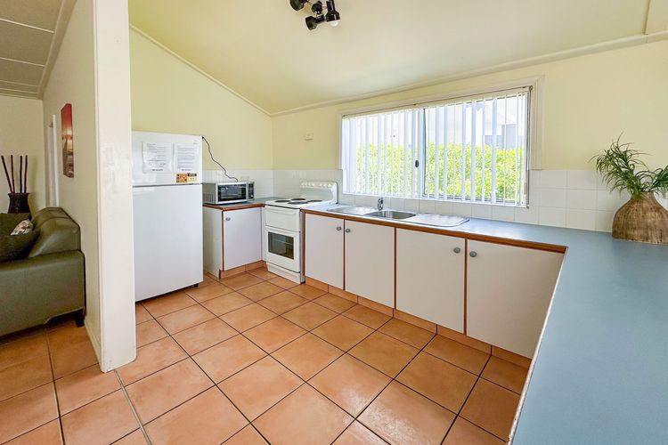 Stillwater, 25 Victoria Parade – large cottage across from the water sleeping 13