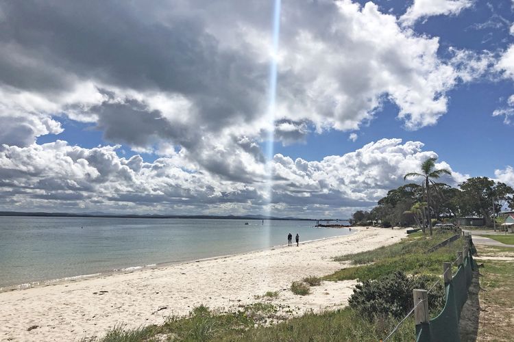 Stillwater, 25 Victoria Parade – large cottage across from the water sleeping 13