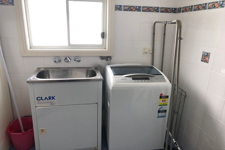 Stillwater, 25 Victoria Parade – large cottage across from the water sleeping 13