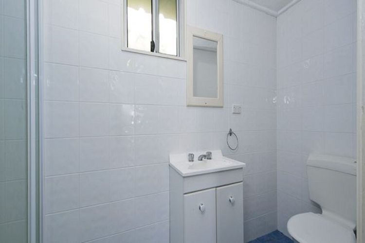 Stillwater, 25 Victoria Parade – large cottage across from the water sleeping 13