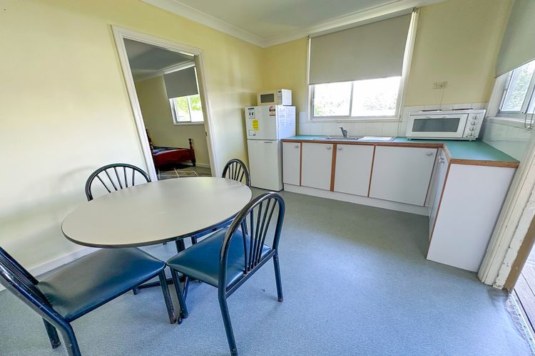 Stillwater, 25 Victoria Parade – large cottage across from the water sleeping 13