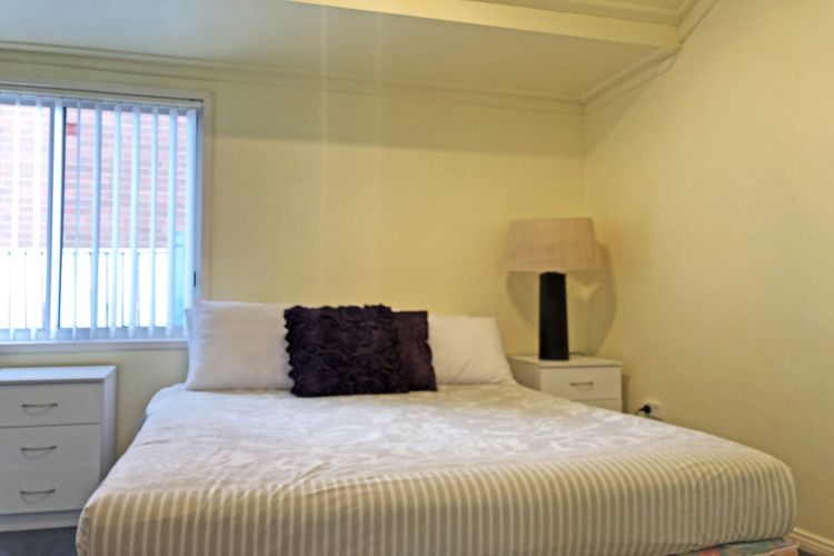 Stillwater, 25 Victoria Parade – large cottage across from the water sleeping 13