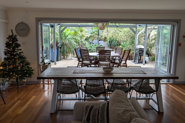 Sunset on Birubi, 2/40 Ocean Ave – pet friendly, air con, water views, WIFI and outdoor spa