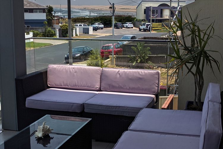 Sunset on Birubi, 2/40 Ocean Ave – pet friendly, air con, water views, WIFI and outdoor spa