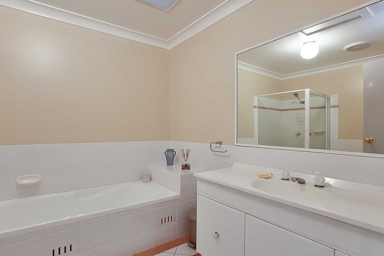 Sunset on Birubi, 2/40 Ocean Ave – pet friendly, air con, water views, WIFI and outdoor spa