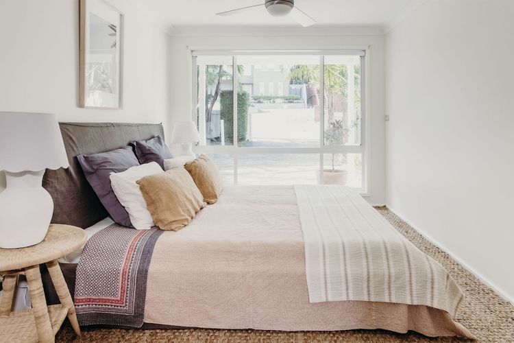 The Beach House, 25 Tomaree Road – fantastic house with pool, linen