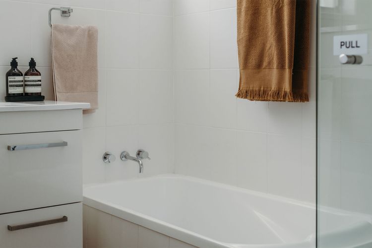 The Beach House, 25 Tomaree Road – fantastic house with pool, linen