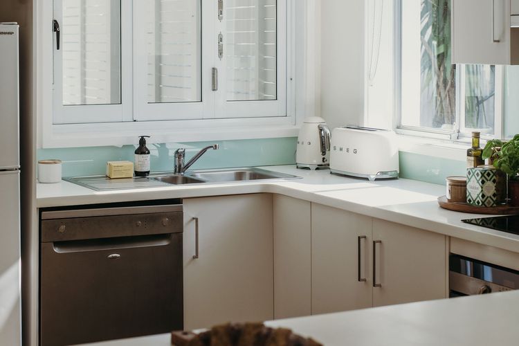 The Beach House, 25 Tomaree Road – fantastic house with pool, linen