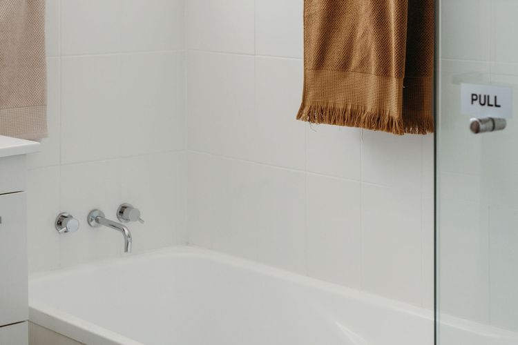 The Beach House, 25 Tomaree Road – fantastic house with pool, linen