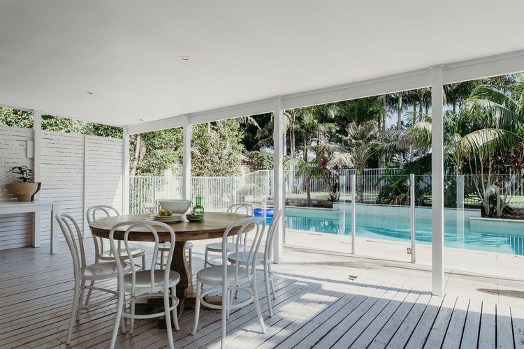 The Beach House, 25 Tomaree Road – fantastic house with pool, linen