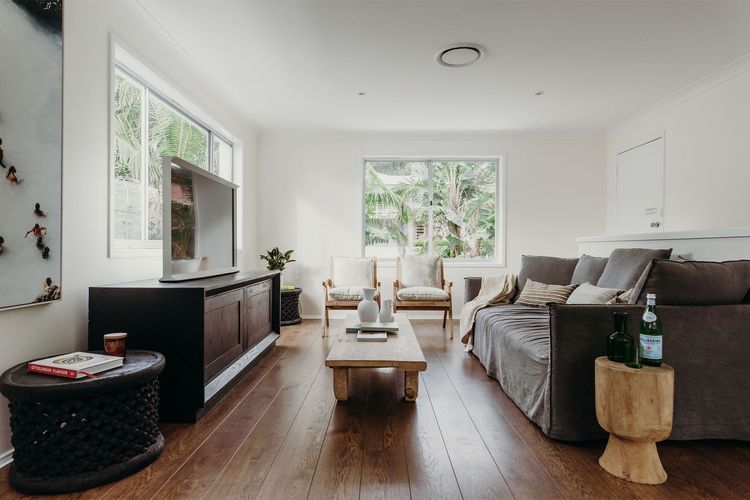 The Beach House, 25 Tomaree Road – fantastic house with pool, linen