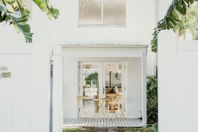 The Beach House, 25 Tomaree Road – fantastic house with pool, linen