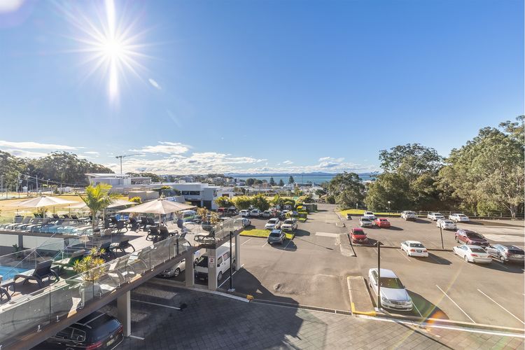 The Landmark, 211/61B Dowling Street – Resort Style holiday with pool, games room & restaurant