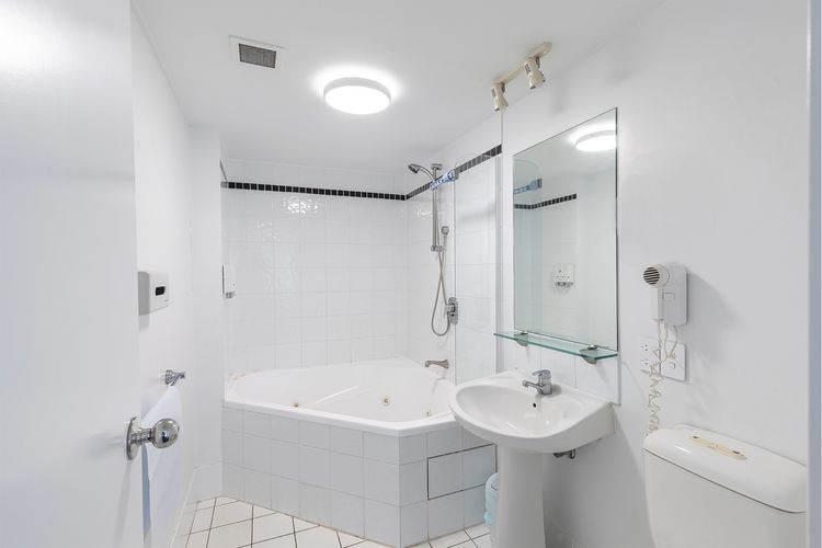 The Landmark, 211/61B Dowling Street – Resort Style holiday with pool, games room & restaurant