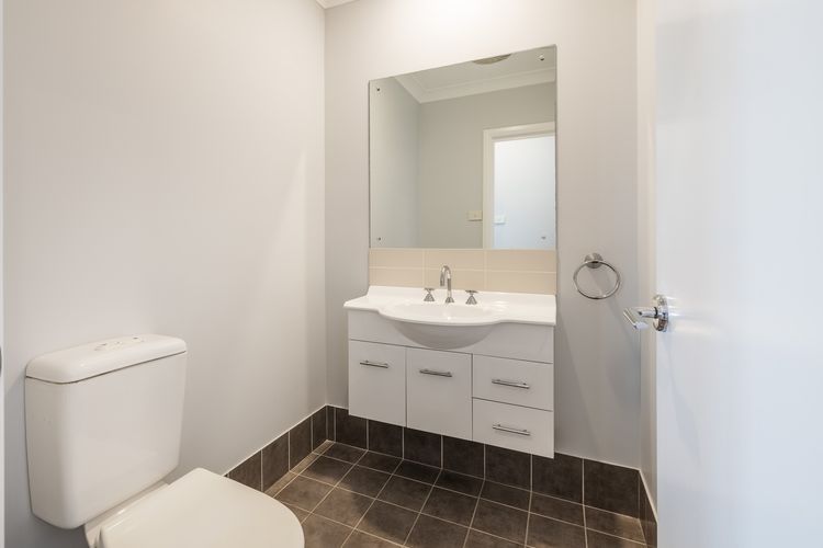 Vista, 16 Vista Avenue – huge house with water views & ducted air conditioning