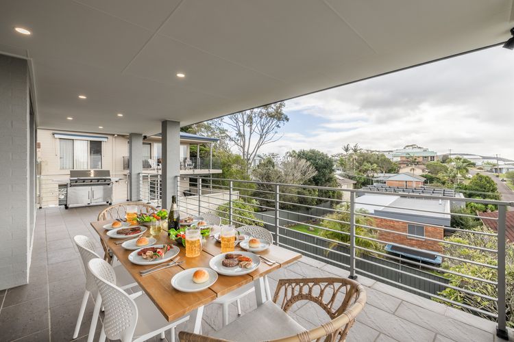 Vista, 16 Vista Avenue – huge house with water views & ducted air conditioning