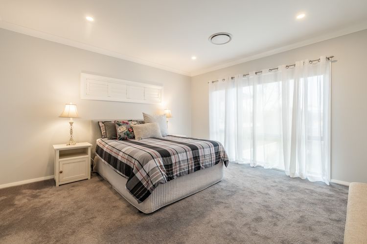 Vista, 16 Vista Avenue – huge house with water views & ducted air conditioning