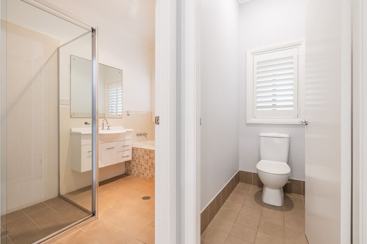 Vista, 16 Vista Avenue – huge house with water views & ducted air conditioning
