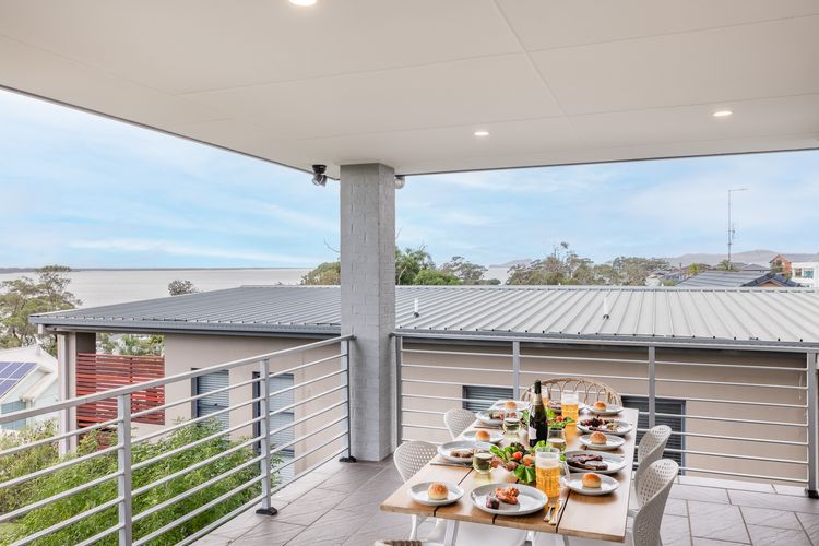 Vista, 16 Vista Avenue – huge house with water views & ducted air conditioning