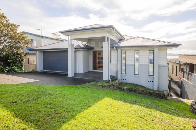 Vista, 16 Vista Avenue – huge house with water views & ducted air conditioning