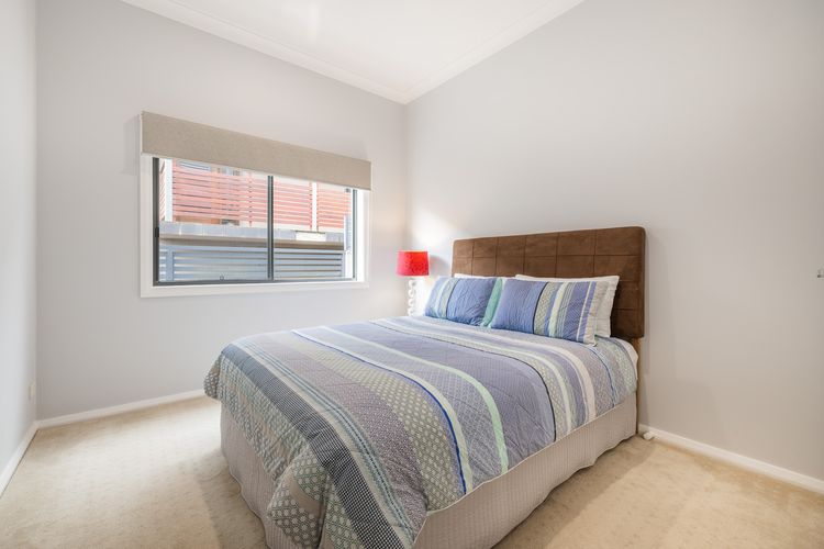 Vista, 16 Vista Avenue – huge house with water views & ducted air conditioning
